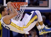 爱游戏在线-绝境淬锋刃，英格拉姆高压下完成蜕变，黄蜂加时鏖战力克勇士