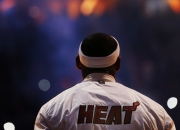 爱游戏网页版-哈登掌控全场，开拓者力克广东队展现国际篮球新碰撞