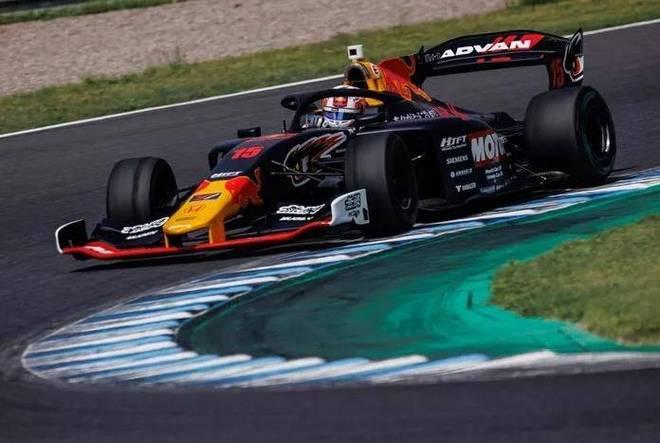 红牛车队轻取阿斯顿马丁,佩雷兹刷新纪录 红牛车队轻取阿斯顿马丁,佩雷兹刷新纪录