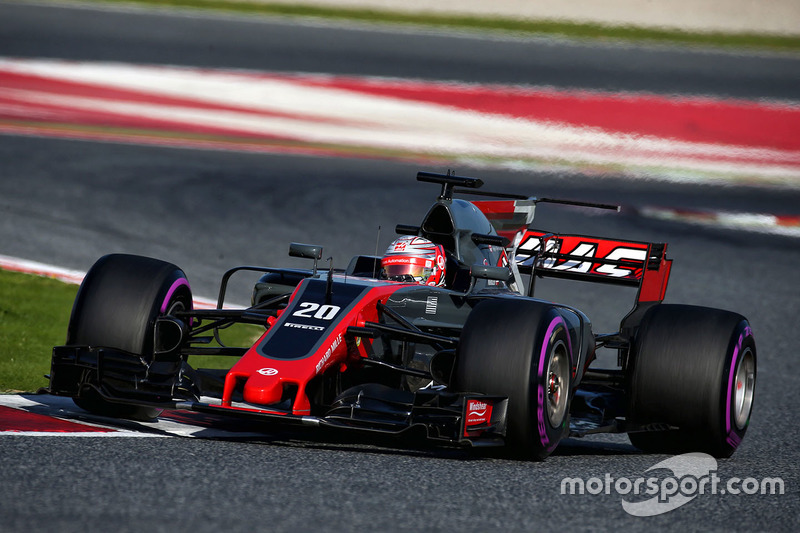 红牛二队力克阿斯顿马丁，塞恩斯点燃赛场