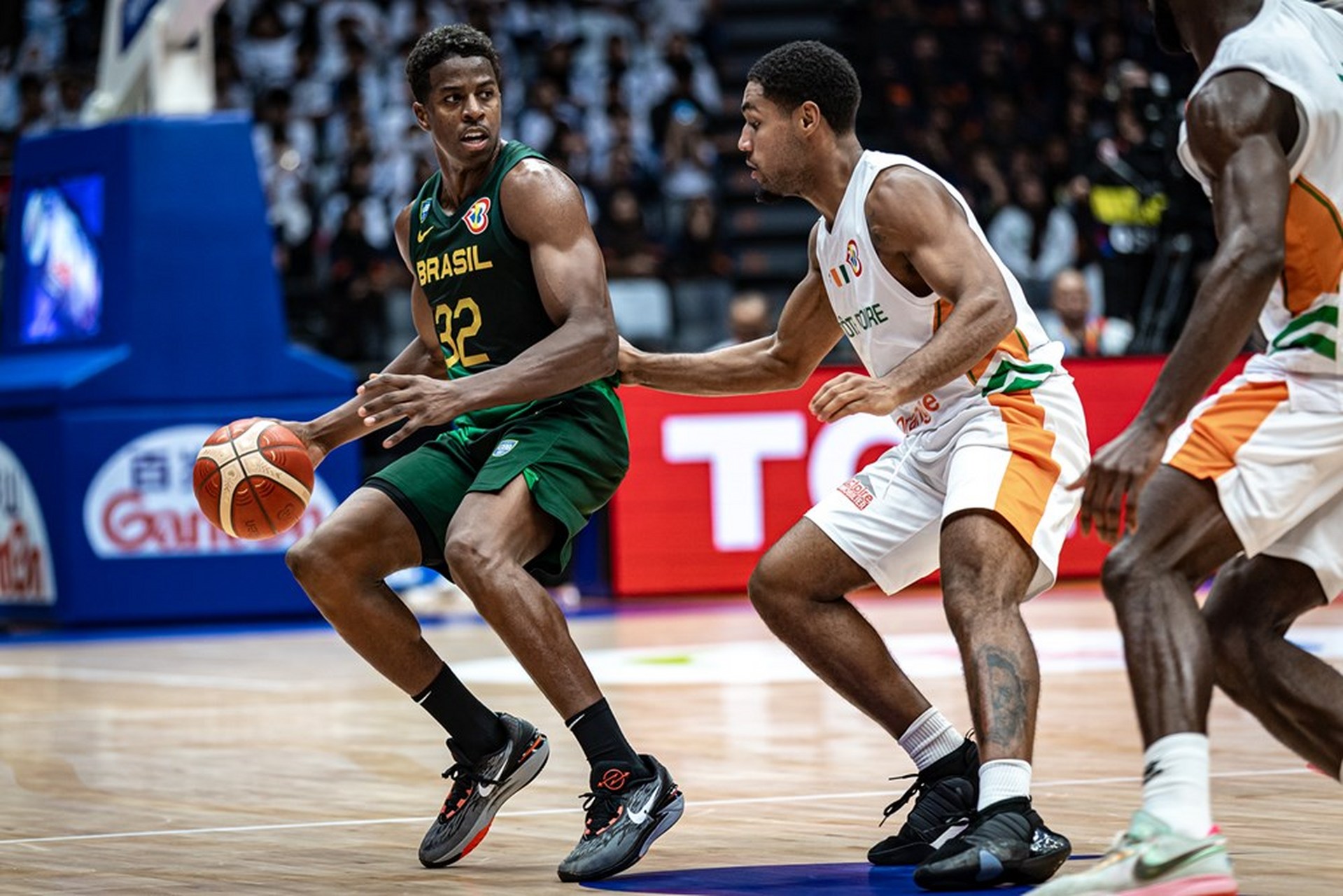 世界各国球队在全球篮球赛事中展现出强大实力 世界各国球队在全球篮球赛事中展现出强大实力