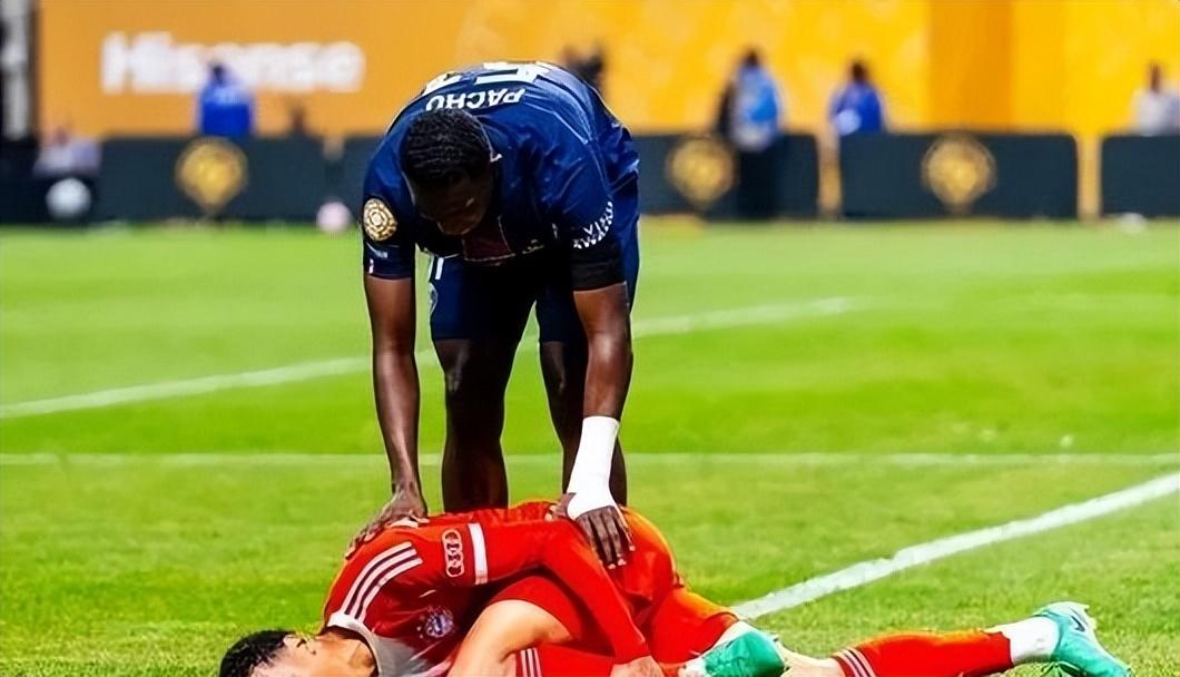 拜仁完胜莱比锡助教调整战术