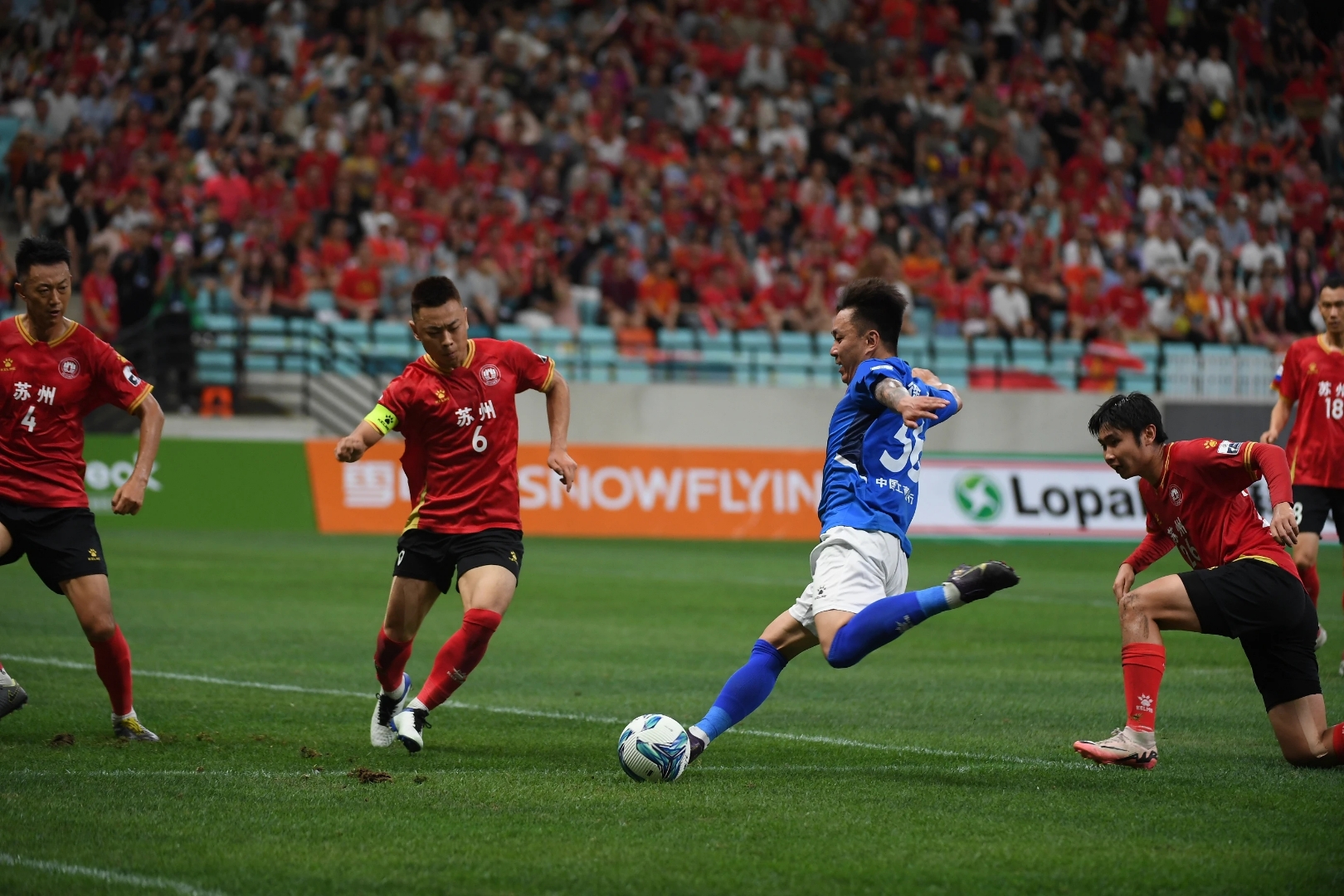 足球赛场上的大战正酣,谁胜谁负 足球赛场上的大战正酣,谁胜谁负