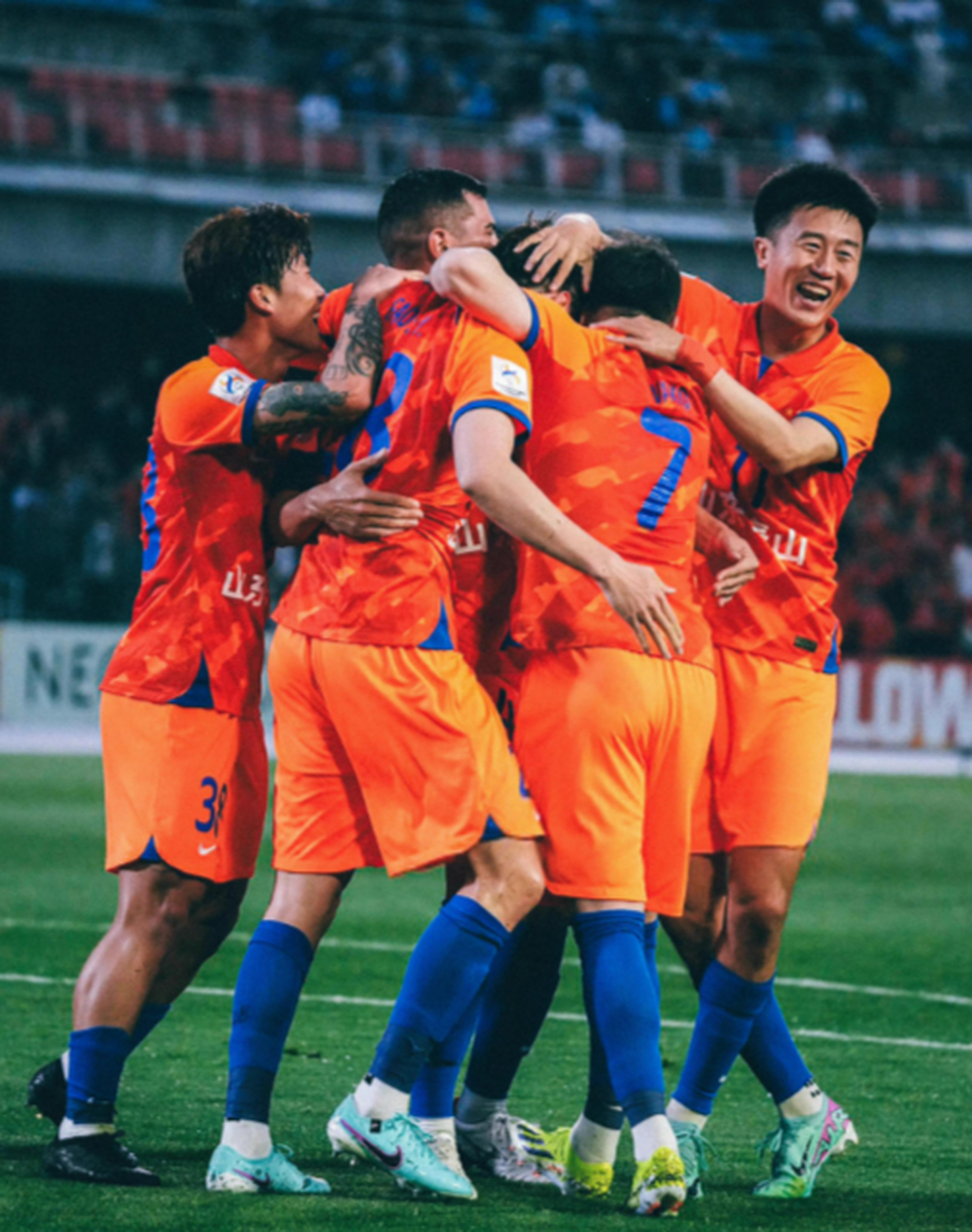 东亚球队在重要比赛中战胜对手